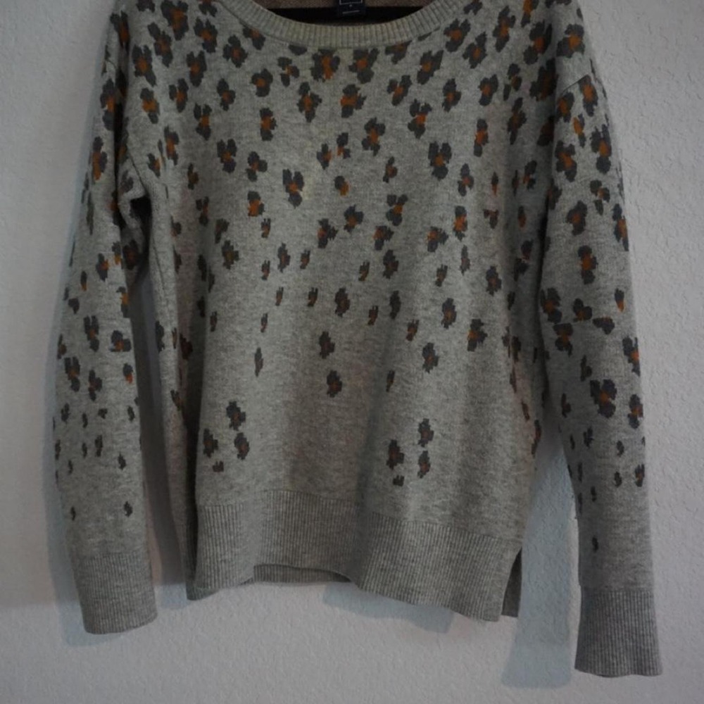 GAP gray sweater with brown and black Lepard print, size M